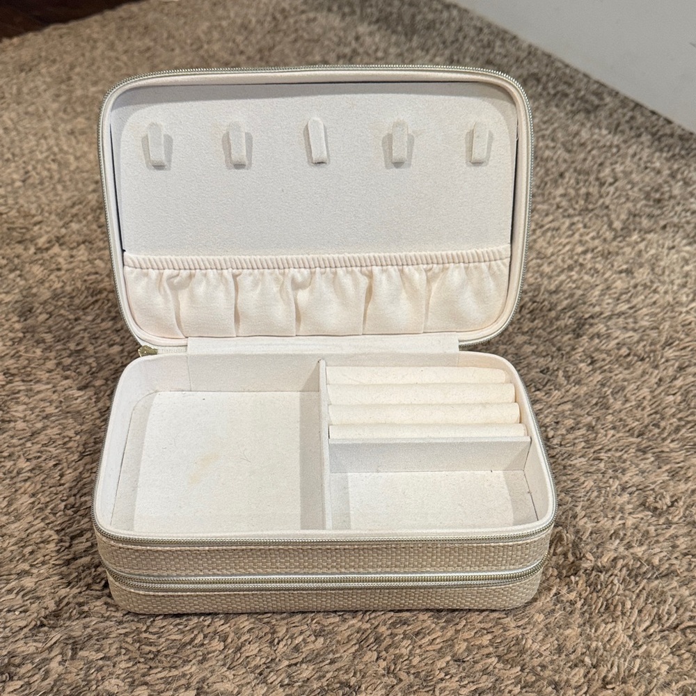 Elegant Cream Jewelry Organizer
